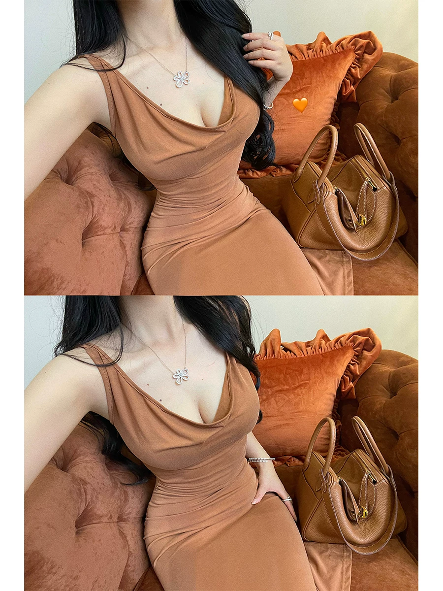 Váy liền thân ôm sát dáng dài ngang đùi, cổ xếp ly gợi cảm, eo xếp ly, xẻ tà, phong cách YoungGirlDay thuần khiết quyến rũ.