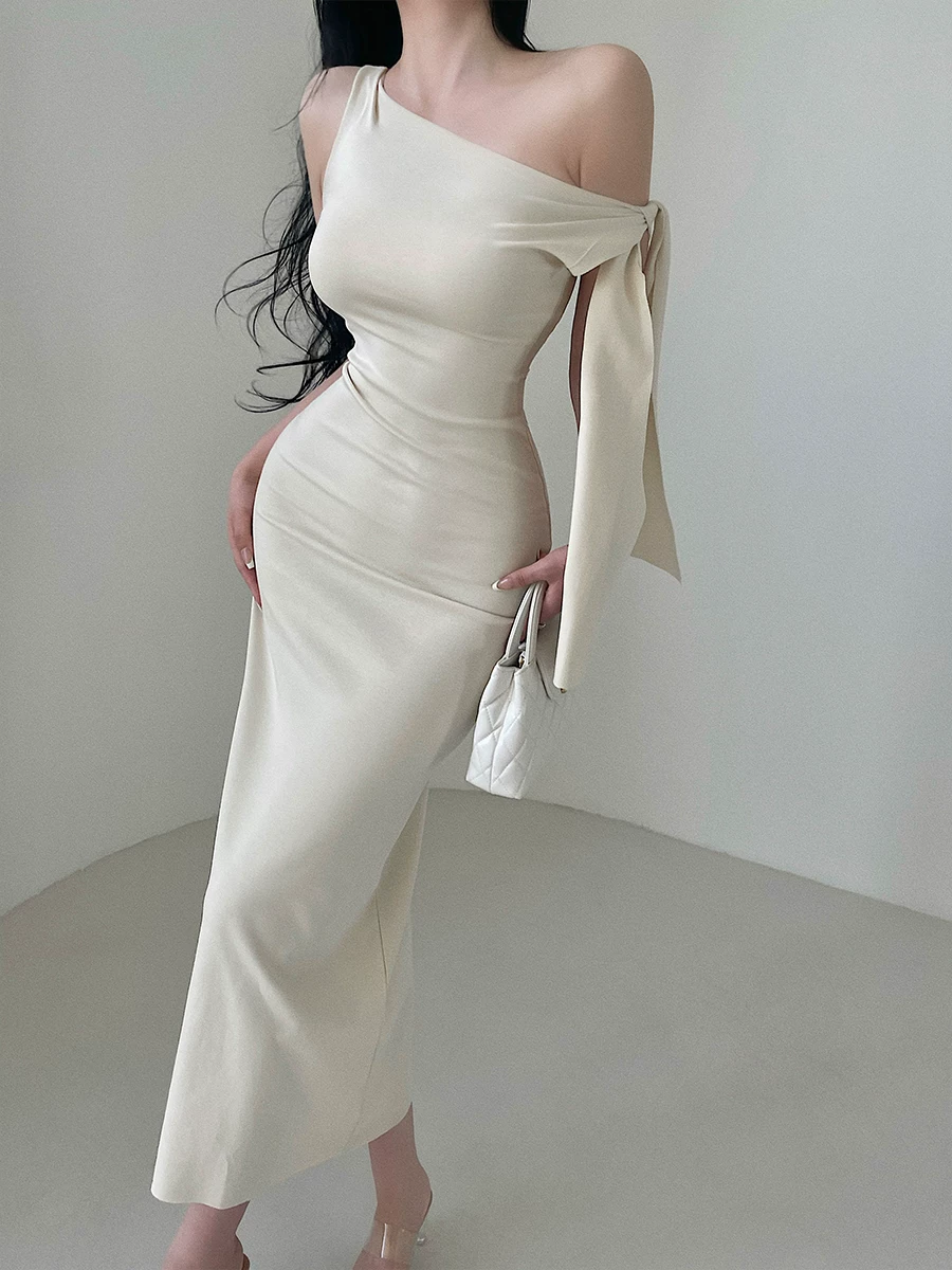 Váy lệch vai bất đối xứng cùng kiểu dáng của YoungGirlDay Kylie, có dây ruy băng, váy dài ôm sát gợi cảm.