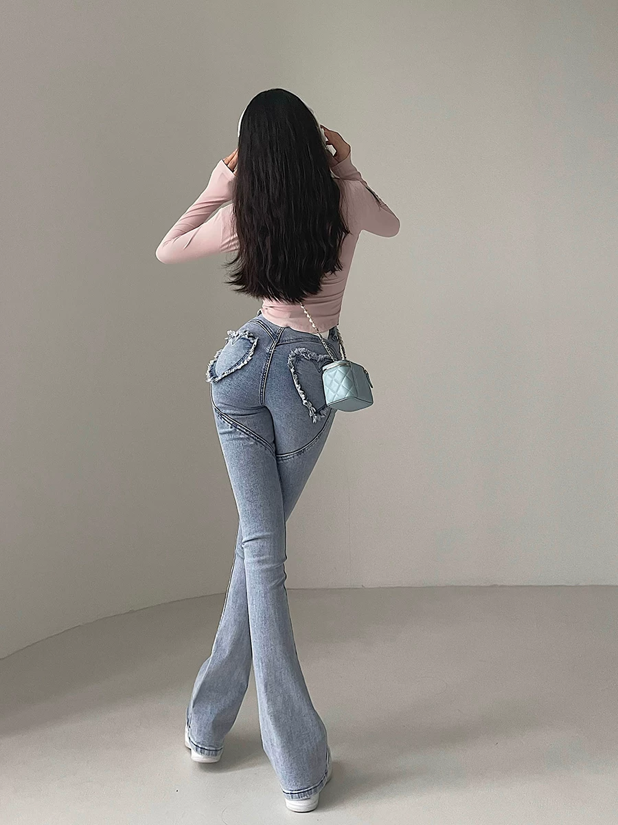 Quần jeans ống loe ôm sát, nâng mông, cạp cao, kiểu dáng gợi cảm phong cách Âu Mỹ dành cho nữ.