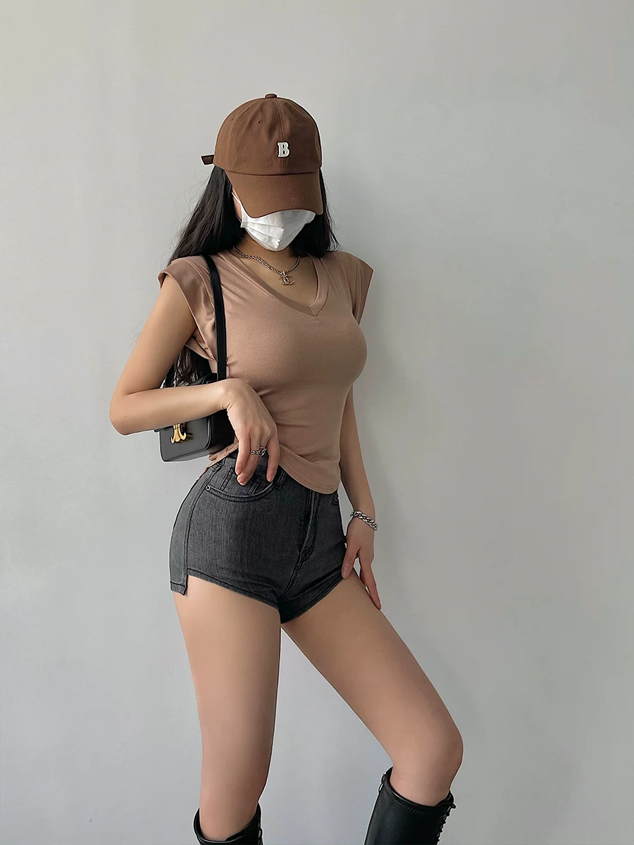 Quần short denim hình vòng cung không đều, cạp cao, gợi cảm của YoungGirlDay, khoe đôi chân dài và che hông.