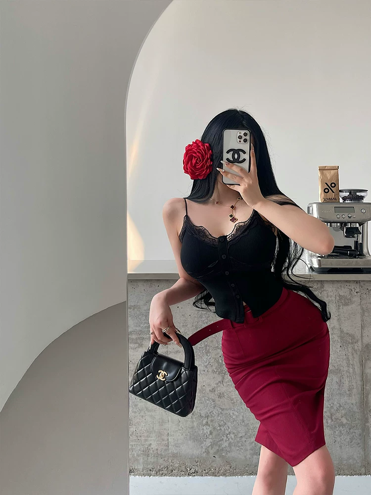 YoungGirlDay phong cách thuần khiết gợi cảm, áo crop top ngắn viền ren, ôm sát cơ thể, có đệm ngực.