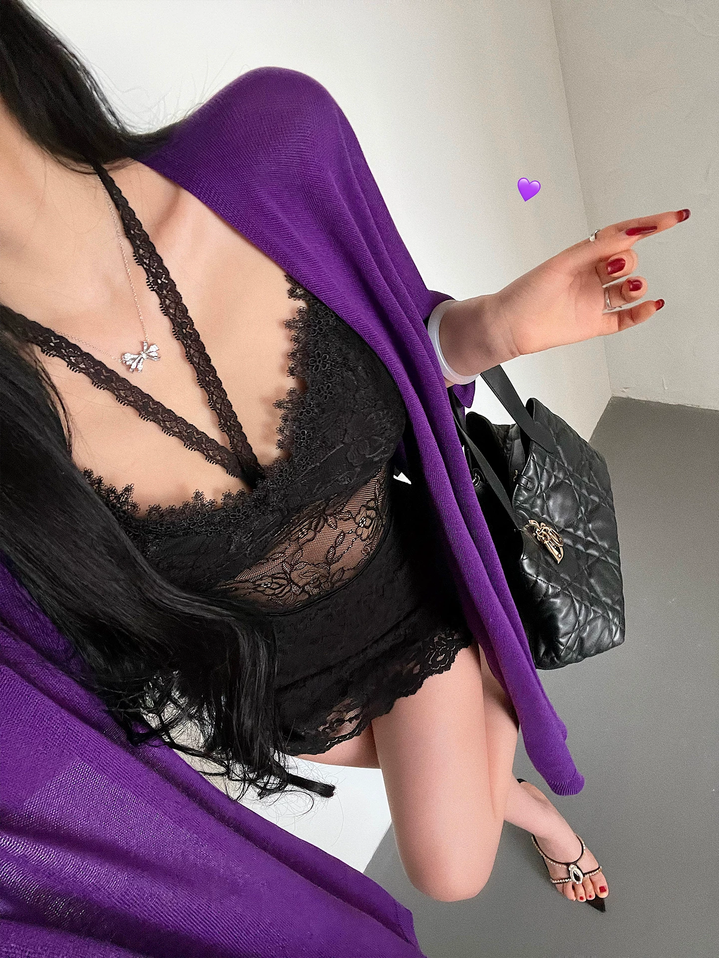 YoungGirlDay pure Desire vibe áo yếm ngắn có dây buộc cổ, ren gợi cảm, khoét lỗ, ôm sát cơ thể, có miếng đệm ngực.