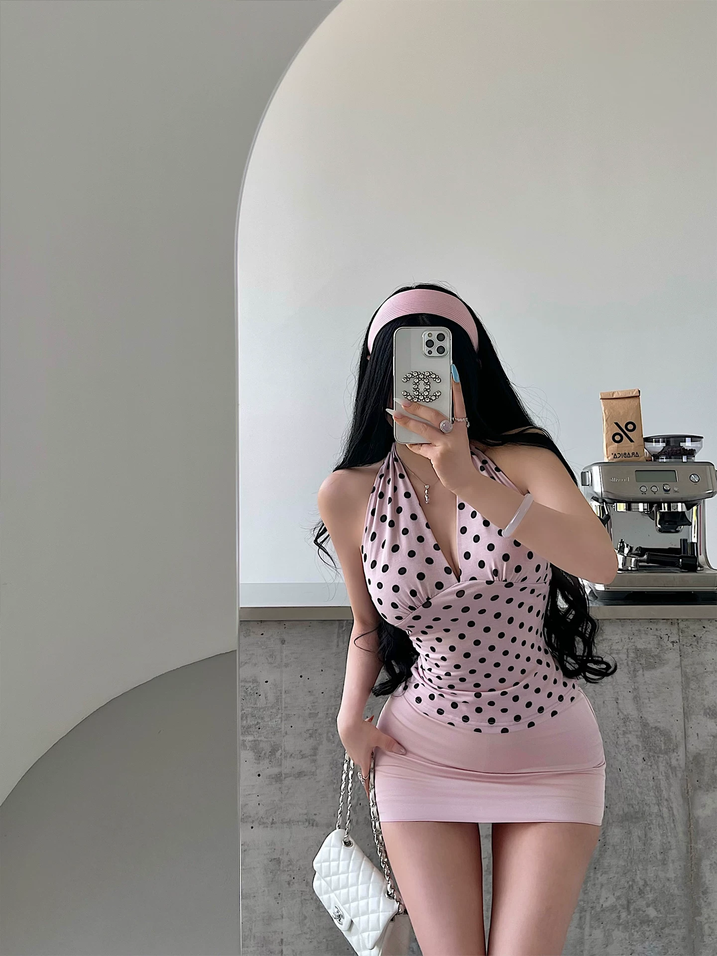 YoungGirlDay Pure Desire Áo cổ chữ V hở lưng gợi cảm Slim Fit thắt eo chấm bi có dây buộc cổ áo.