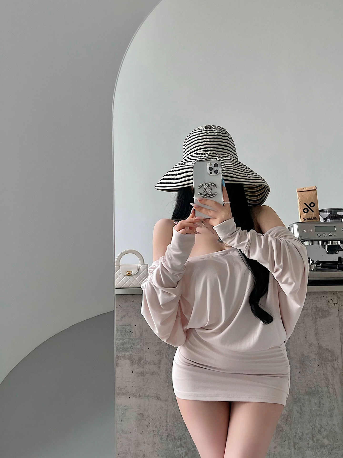 YoungGirlDay khao khát thuần khiết gợi cảm một vai hở lưng dáng rộng giảm béo váy bodycon dài tay xếp nếp váy ngắn