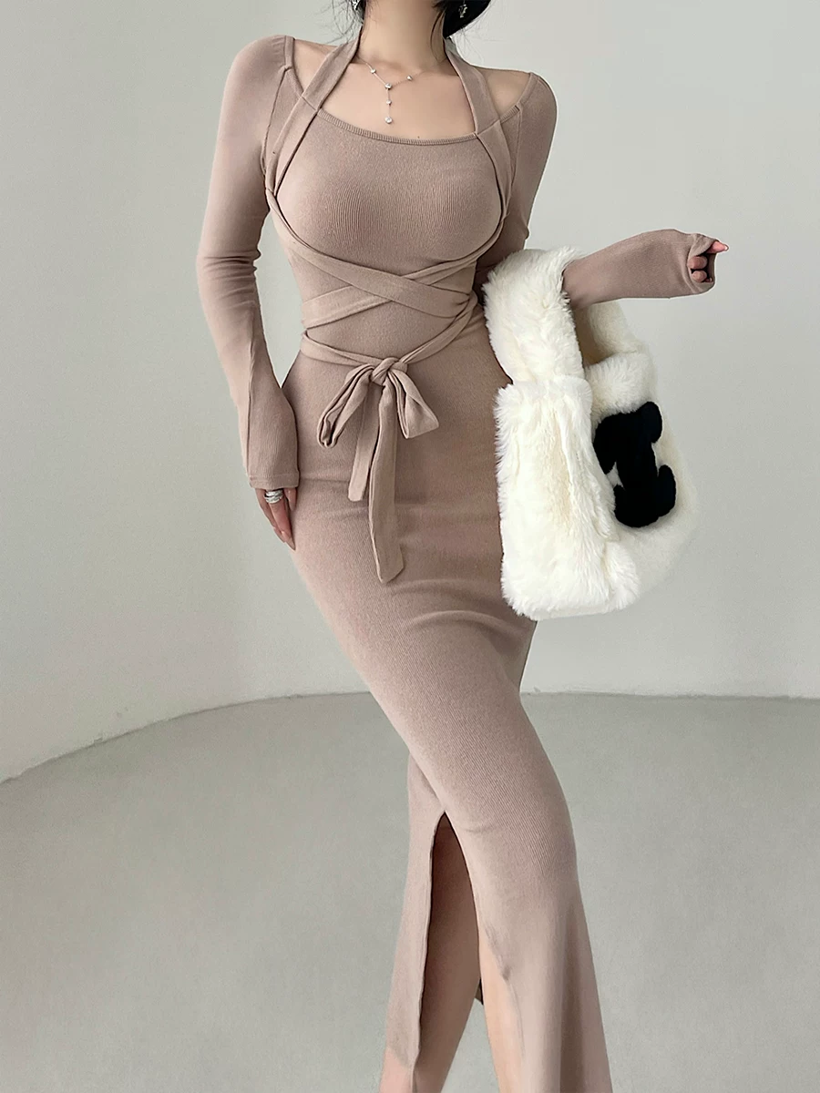 Váy ôm sát bodycon dài tay, cổ halter, xẻ tà, phối ren gợi cảm, thiết kế thắt eo, phong cách YoungGirlDay thuần khiết quyến rũ.