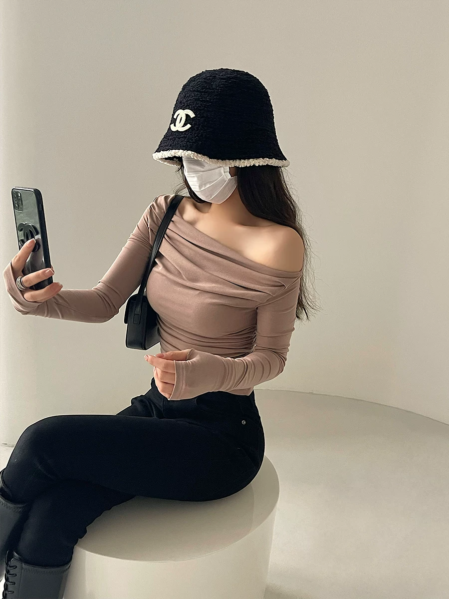 Áo thun dài tay có viền bất đối xứng, kiểu dáng ôm sát, trễ vai gợi cảm của YoungGirlDay