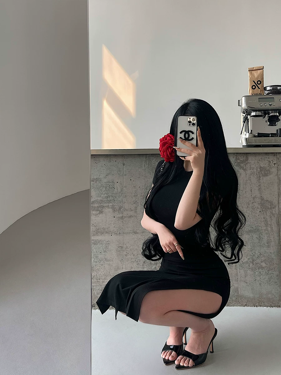 Váy ôm sát dáng dài vừa phải, tay ngắn, xẻ tà, eo thon, kiểu cơ bản của YoungGirlDay Kardashian.