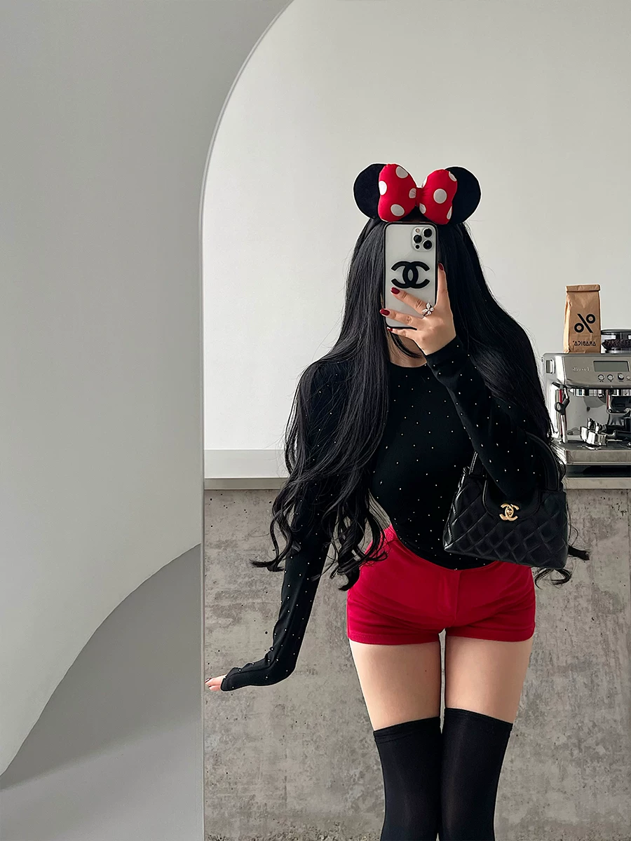 Áo thun dài tay cổ tròn cơ bản của YoungGirlDay Kardashian, được trang trí bằng kim cương giả, kiểu dáng ôm sát cơ thể.