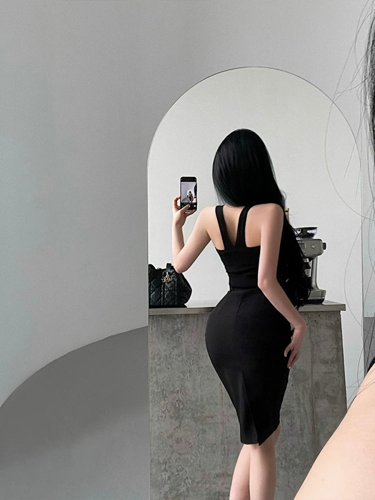 Áo thun ôm sát gợi cảm, kiểu dáng trẻ trung, phong cách YoungGirlDay, thiết kế hở vai, chất liệu thun dệt kim, cổ halter.