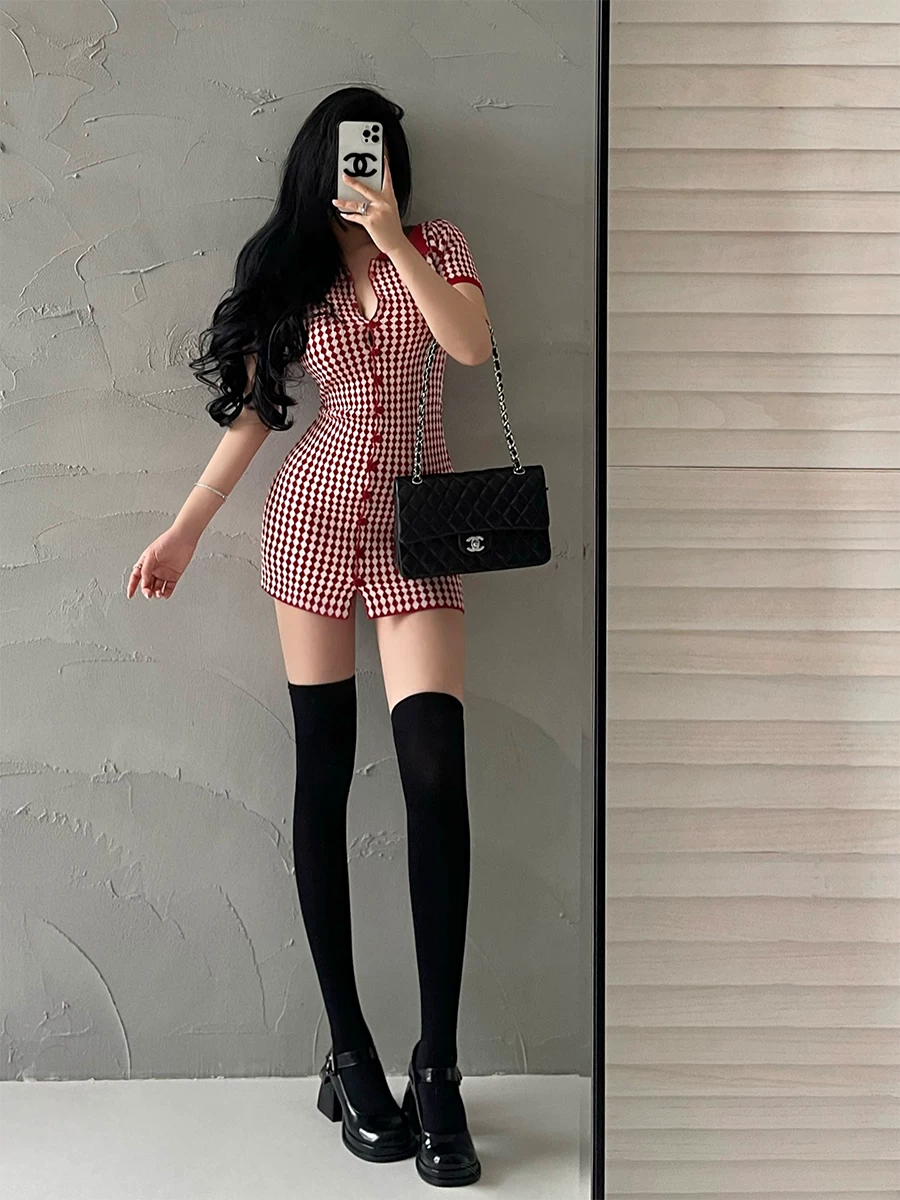 YoungGirlDay Váy ngắn tay ôm sát kiểu cổ điển Mỹ có họa tiết hình thoi, có cổ áo, tay áo ngắn, kiểu dáng ôm sát, có chân váy ôm sát.