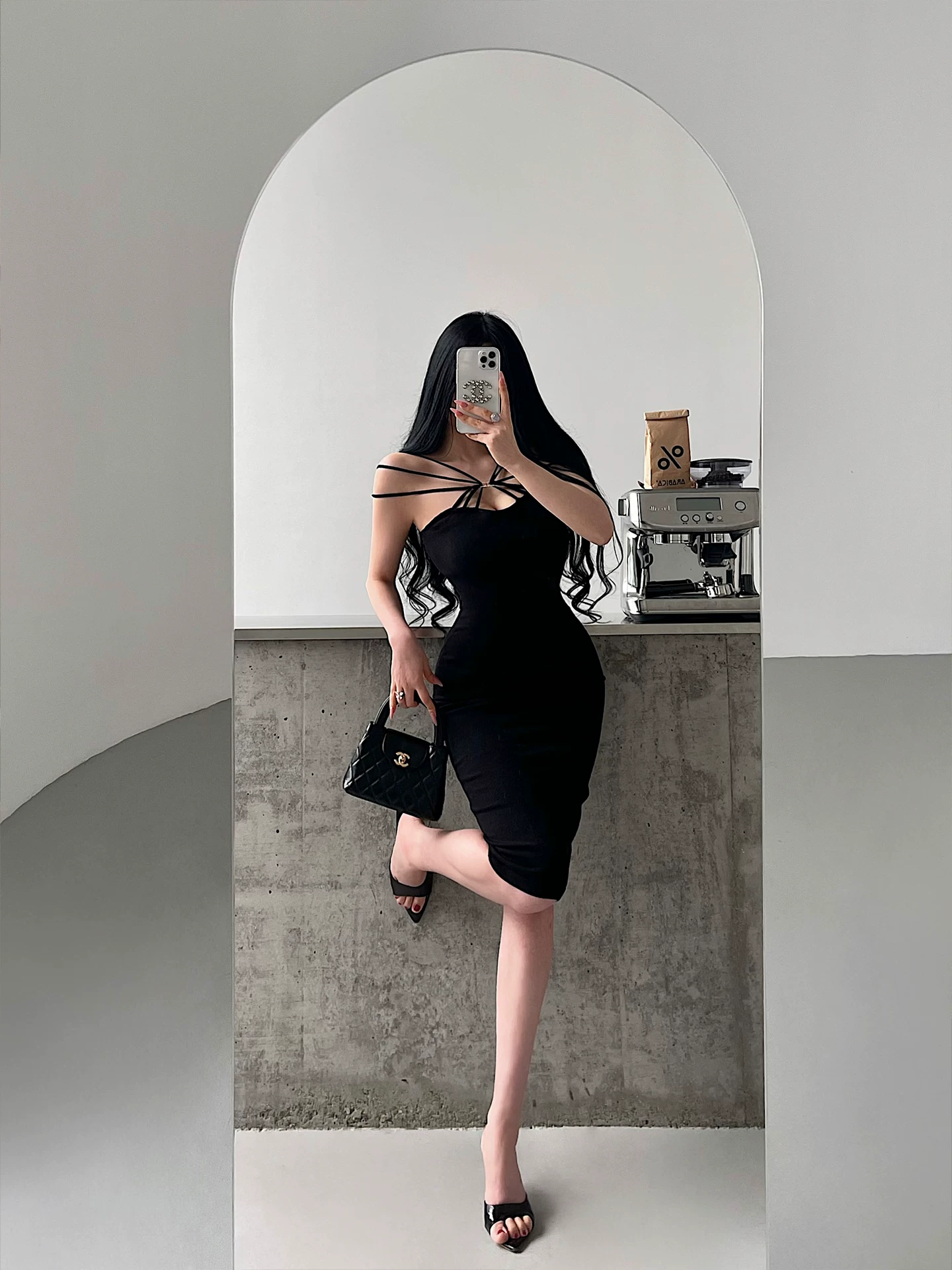 YoungGirlDay váy liền thân ôm sát, chất liệu dệt kim, thiết kế dây chéo gợi cảm, dài ngang đùi, kiểu dáng bodycon.