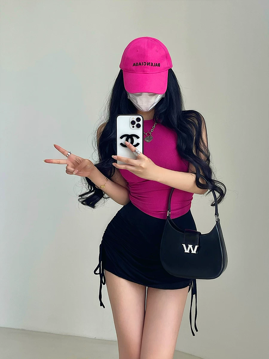 YoungGirlDay áo crop top ngắn không tay, ôm sát, hở lưng, có dây buộc chéo, gợi cảm