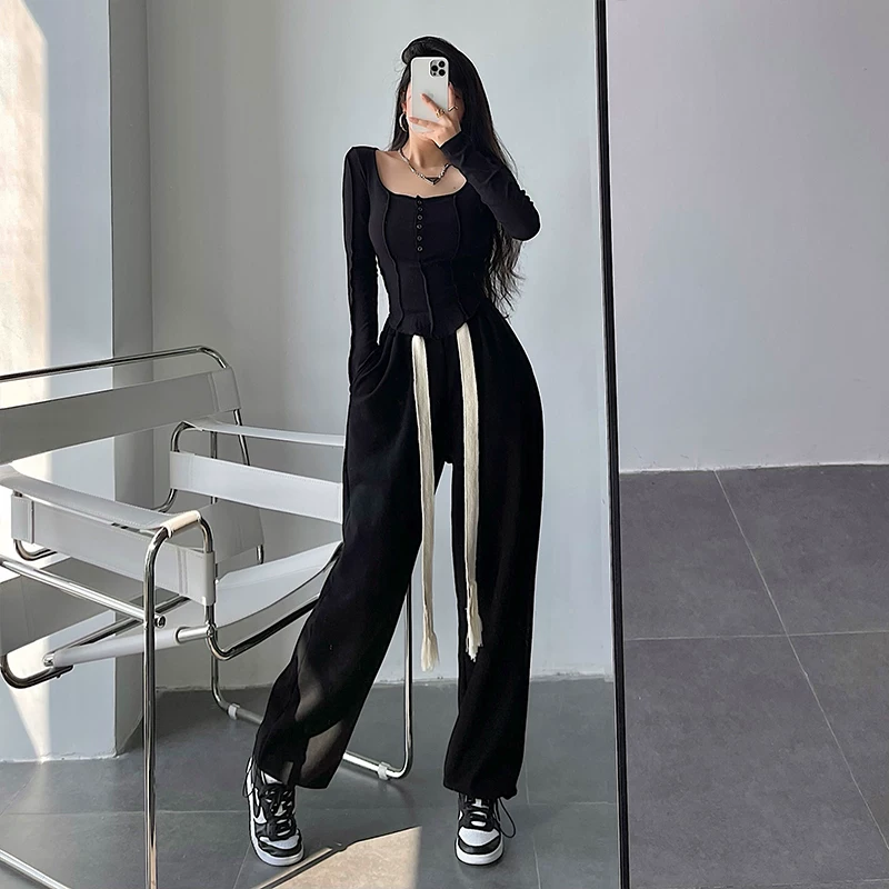 Quần jogger nữ phong cách Âu Mỹ, cạp cao, dáng rộng, chất liệu dệt, có dây rút, giúp thon gọn vóc dáng.
