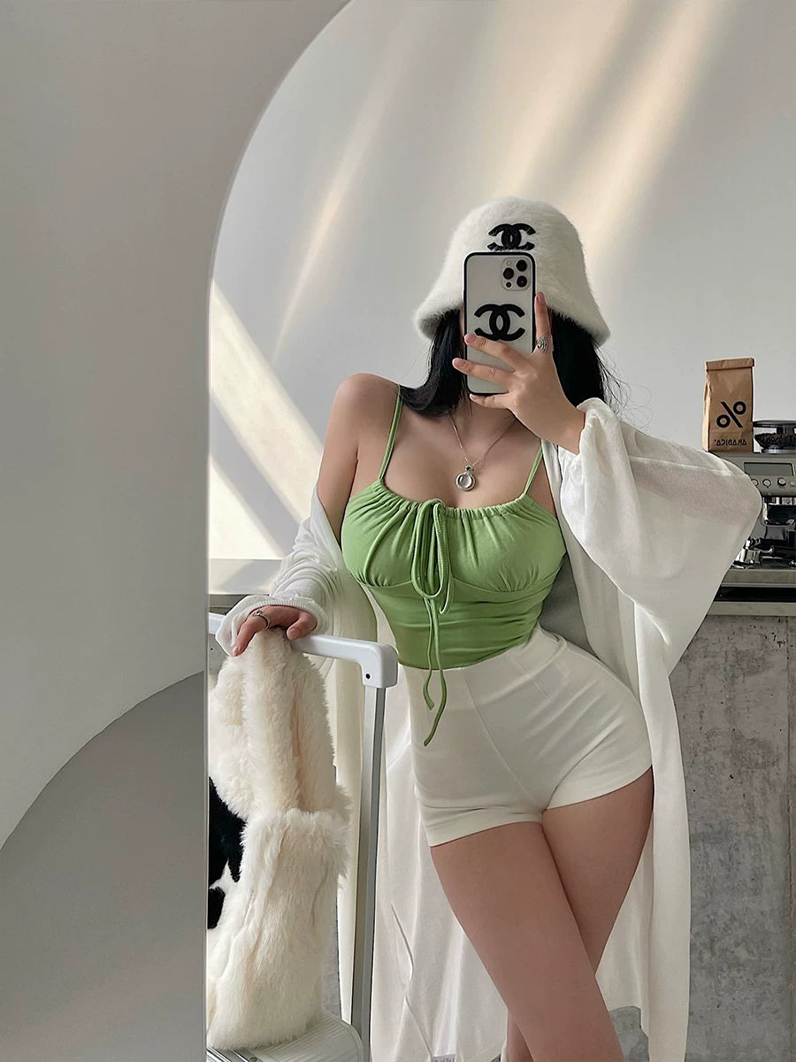 Áo crop top ngắn ôm sát gợi cảm YoungGirlDay với dây rút, cổ halter xếp ly.