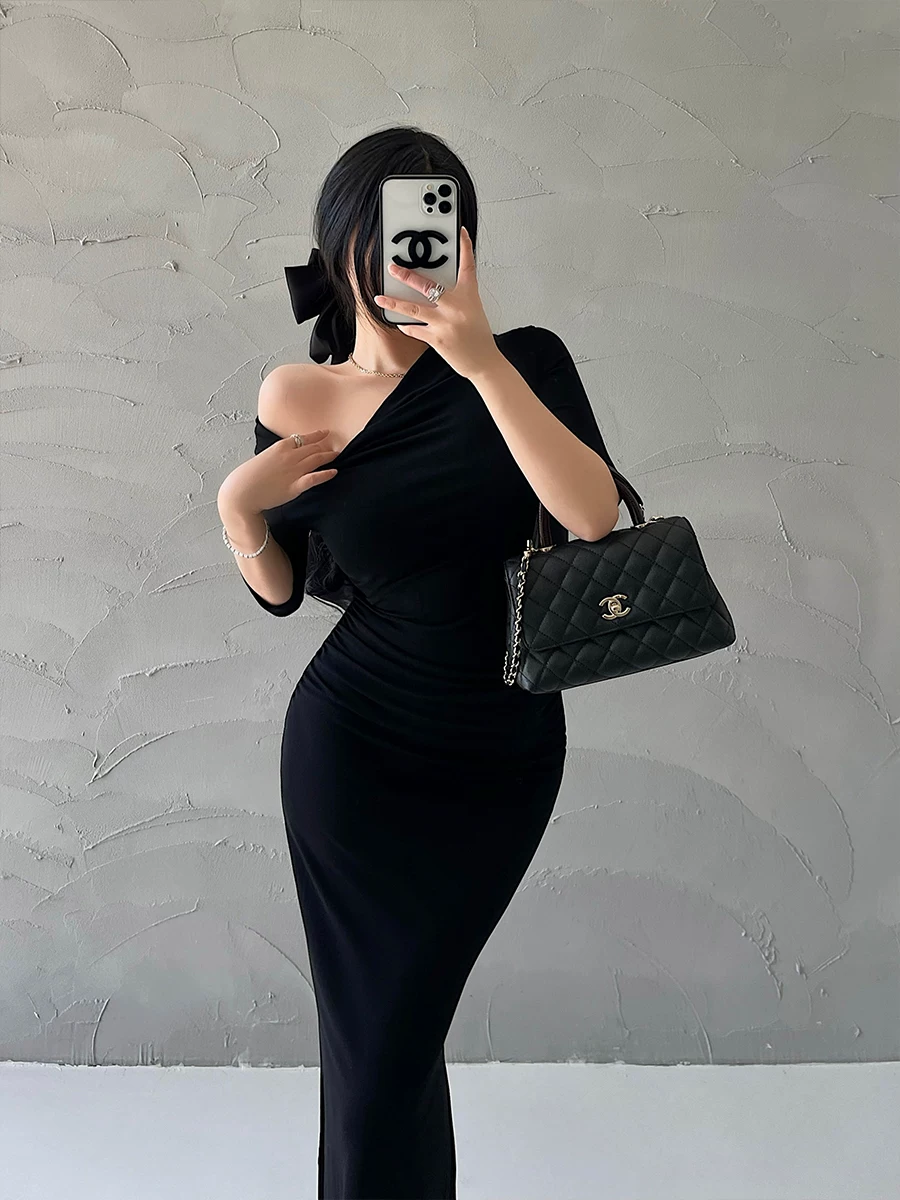 Váy ôm sát dáng dài vừa phải, cổ xòe gợi cảm, eo thon, xếp ly, xẻ tà, phong cách YoungGirlDay thuần khiết quyến rũ.