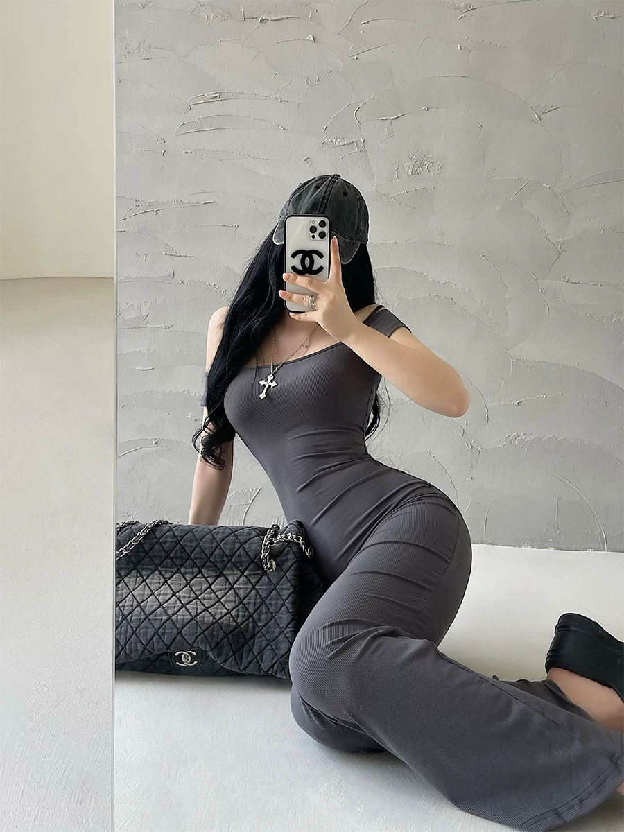 Váy một dây gợi cảm của YoungGirlDay Kardashian, khoe xương quai xanh, ôm sát, tôn dáng, váy dài ôm sát cơ thể.