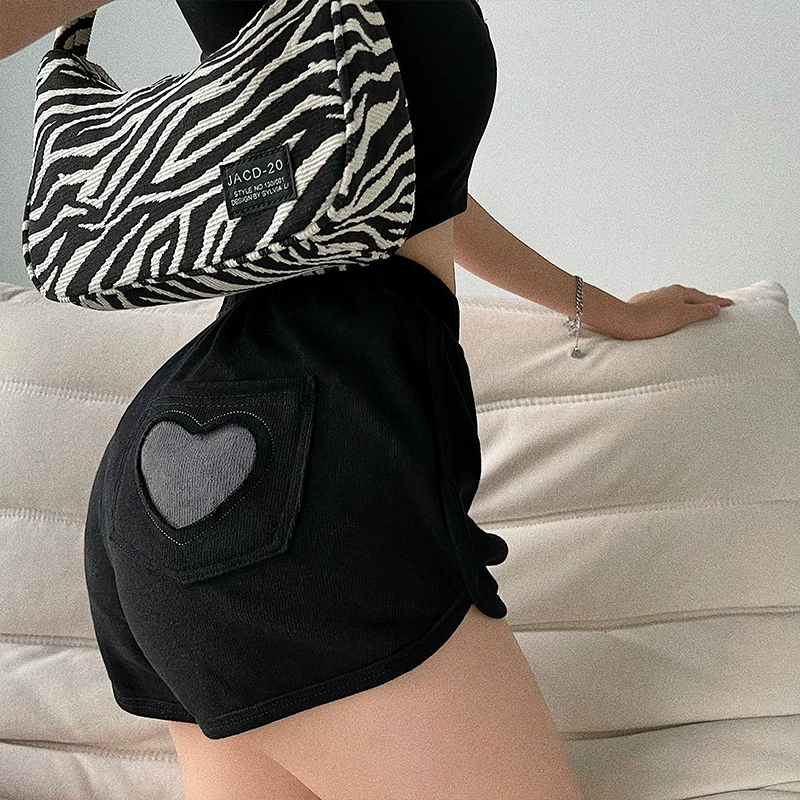 Quần short nữ YoungGirlDay 2025 cạp cao, tôn dáng, thêu hình trái tim ở túi sau, phong cách thể thao năng động.