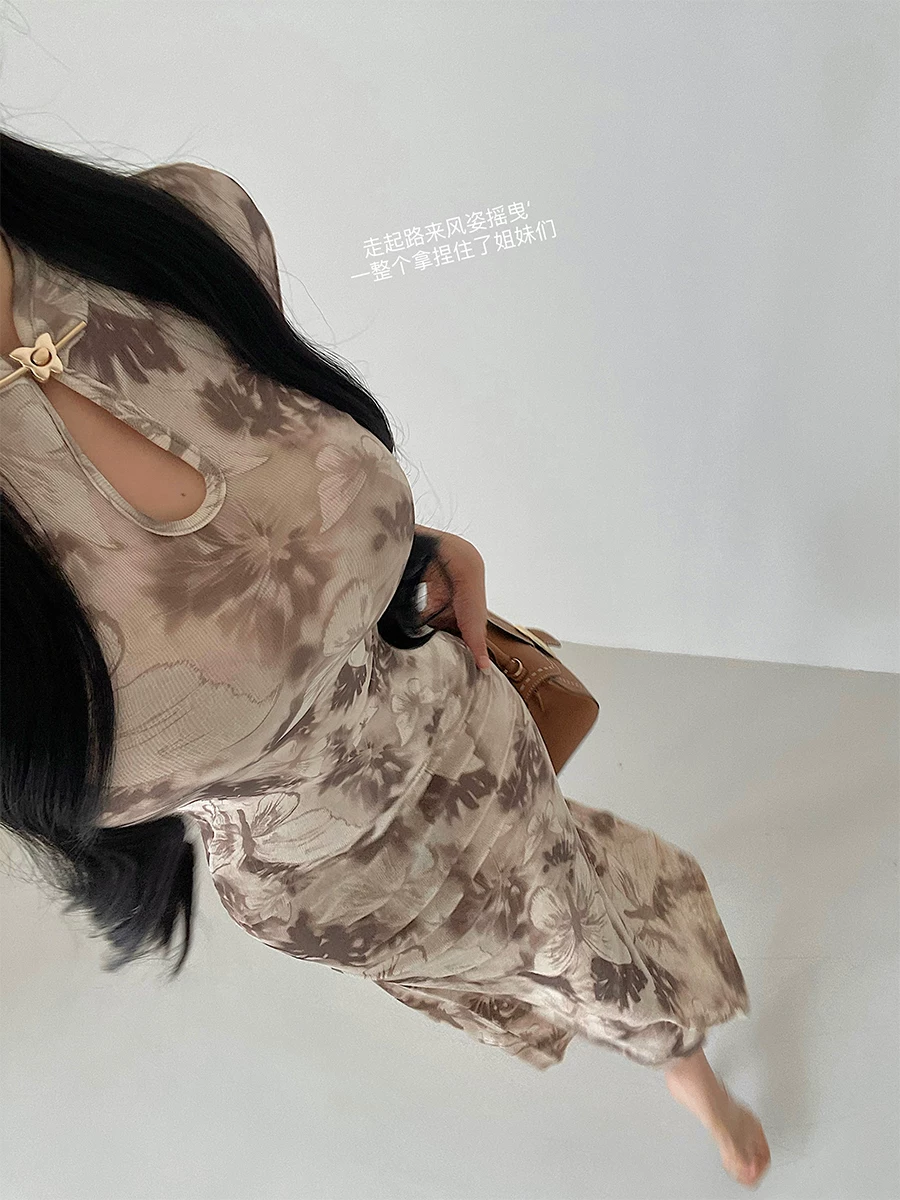 YoungGirlDay mẫu đầm dài đuôi cá kiểu sườn xám in hình bướm phong cách Trung Hoa mới, thanh lịch và sang trọng.