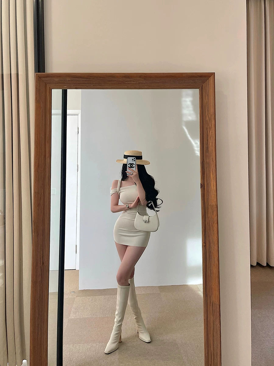 YoungGirlDay phong cách cô gái trong sáng và ngọt ngào, váy ngắn tay lệch vai, kiểu dáng ôm sát, váy ngắn ôm sát cơ thể.