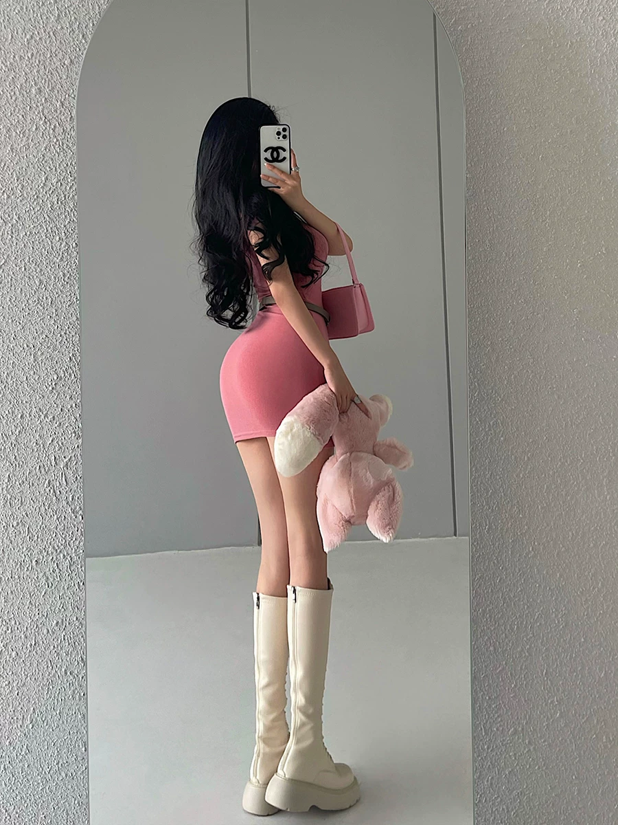 YoungGirlDay phong cách thuần khiết gợi cảm, váy ngắn tay ôm sát, cổ cao, ôm sát hông, kèm váy ngắn ôm sát và thắt lưng.