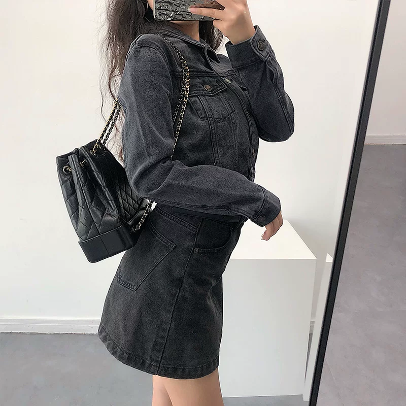 Áo khoác denim ngắn kiểu dáng ôm sát, màu xám khói, phong cách retro Âu Mỹ, đã qua xử lý làm cũ và tạo hiệu ứng xước của YoungGirlDay