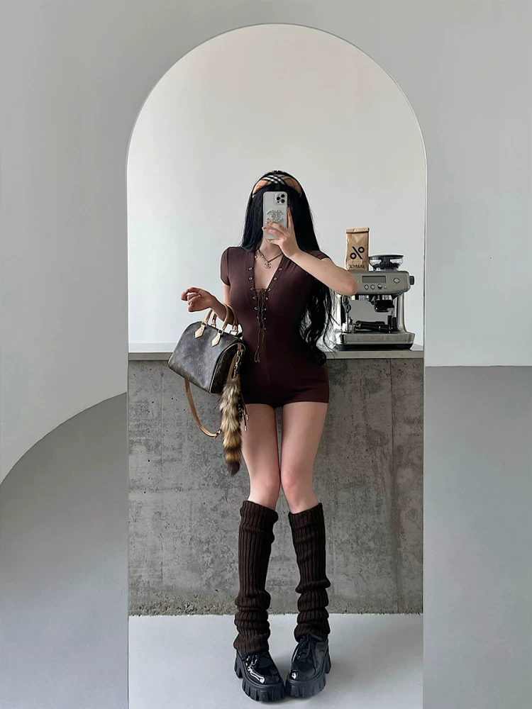 YoungGirlDay Quần short bodysuit tay ngắn cổ chữ V khoét sâu gợi cảm kiểu Mỹ