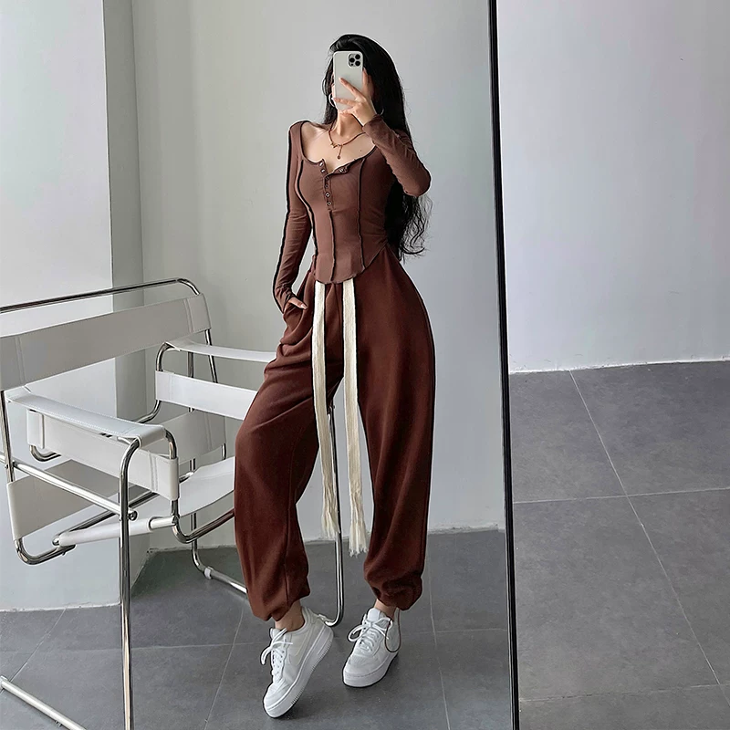 Quần jogger nữ phong cách Âu Mỹ, cạp cao, dáng rộng, chất liệu dệt, có dây rút, giúp thon gọn vóc dáng.