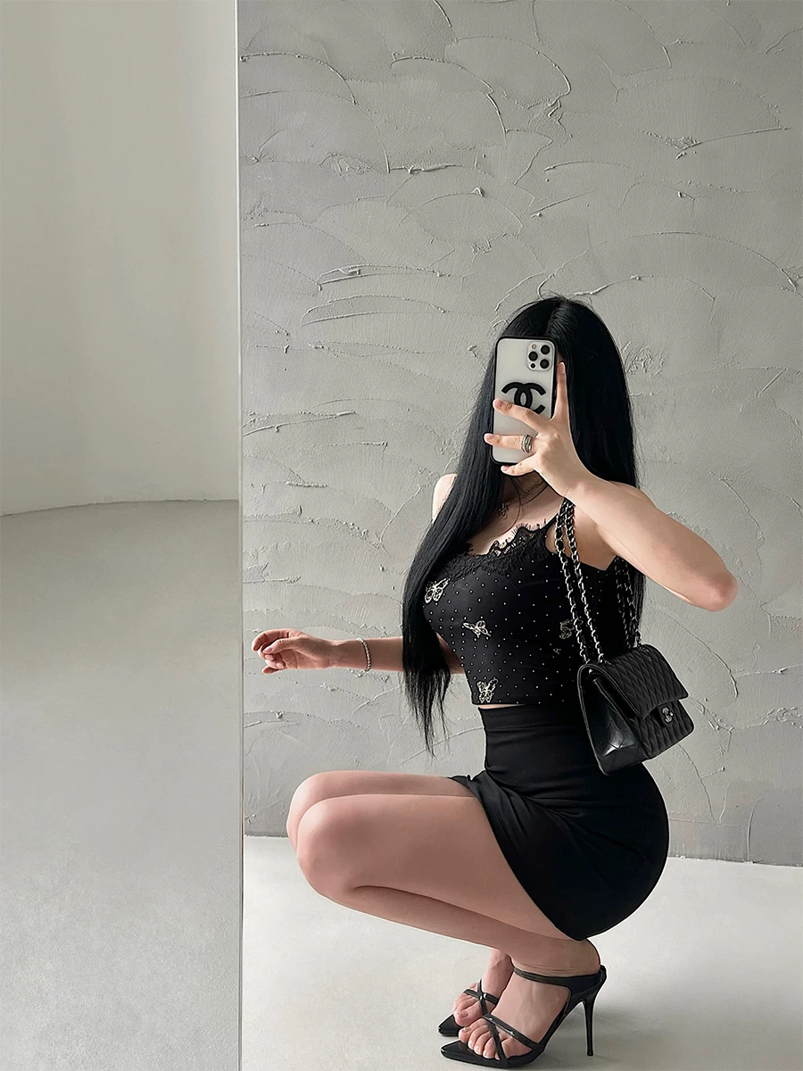 Áo crop top ngắn kiểu camisole in hình bướm, đính đá lấp lánh, viền ren, phong cách YoungGirlDay, gợi cảm, quyến rũ.