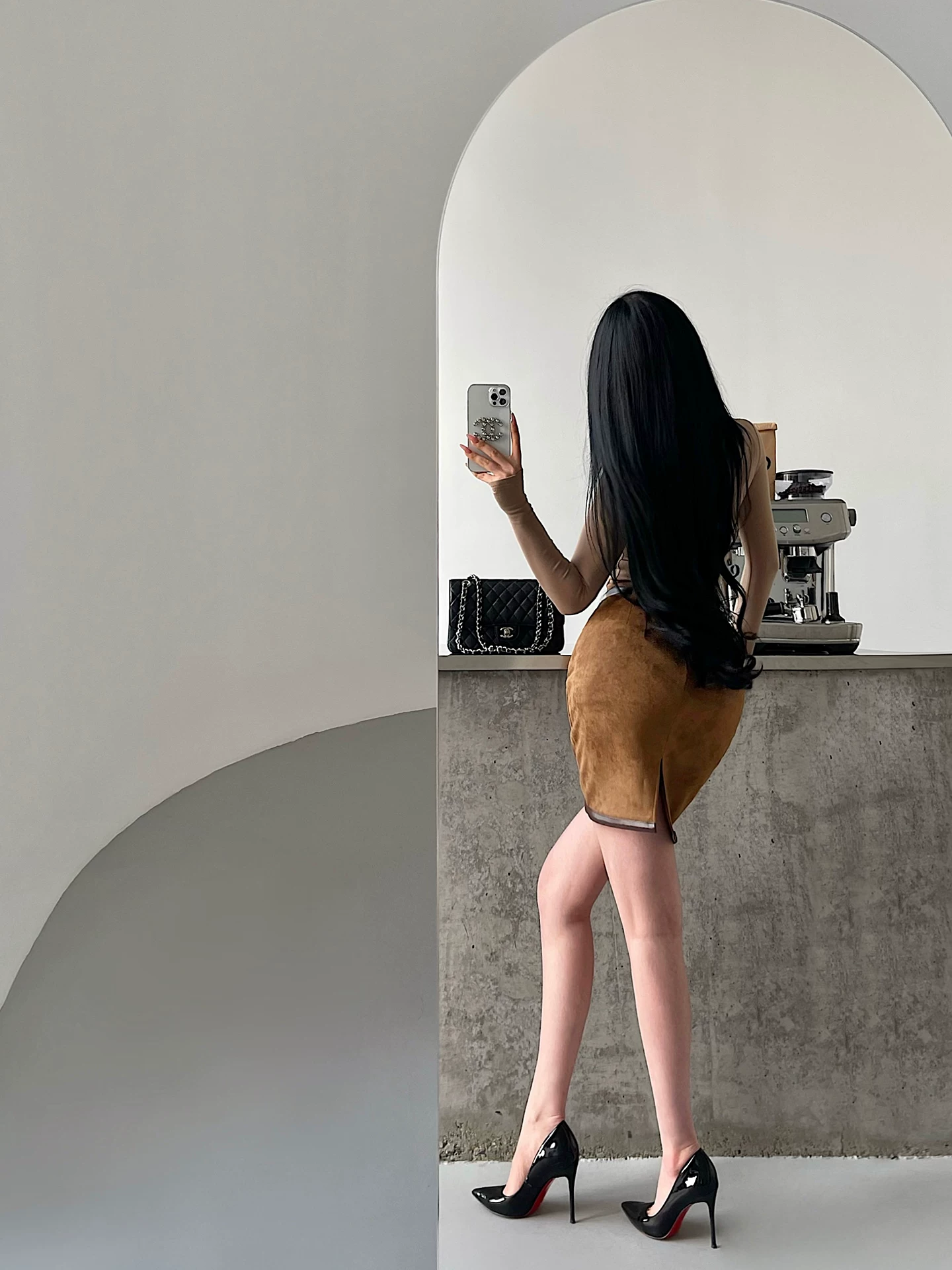 YoungGirlDay Váy ôm hông bằng da lộn dài vừa phải, cạp cao gợi cảm, có đường xẻ phía sau và thắt lưng.