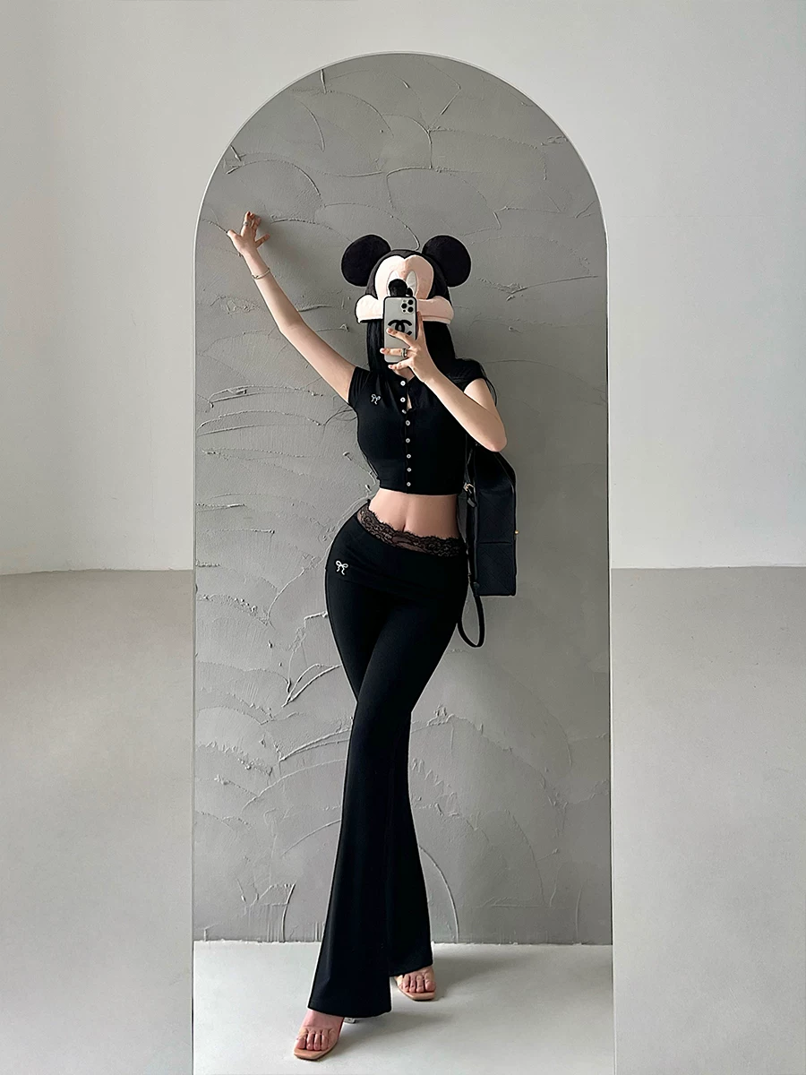 Áo cardigan ngắn tay kiểu dáng đơn giản, đính đá, phối cùng quần ống loe cạp cao ren, phong cách YoungGirlDay thuần khiết gợi cảm.