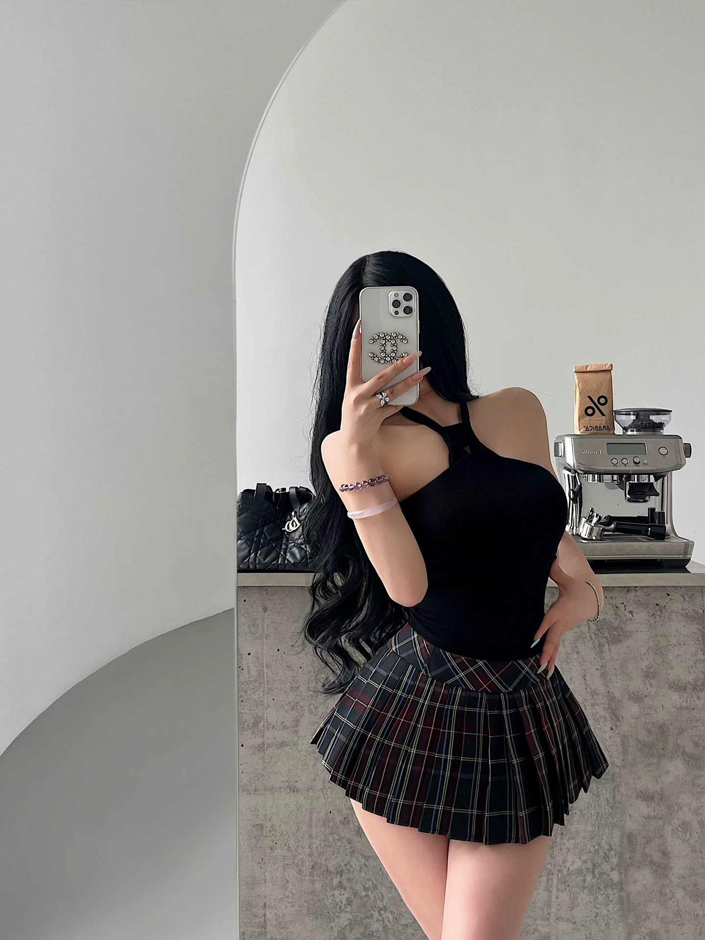 YoungGirlDay phong cách thuần khiết gợi cảm với áo dây buộc cổ có đệm ngực tích hợp và bộ váy ngắn xếp ly kẻ sọc cạp cao
