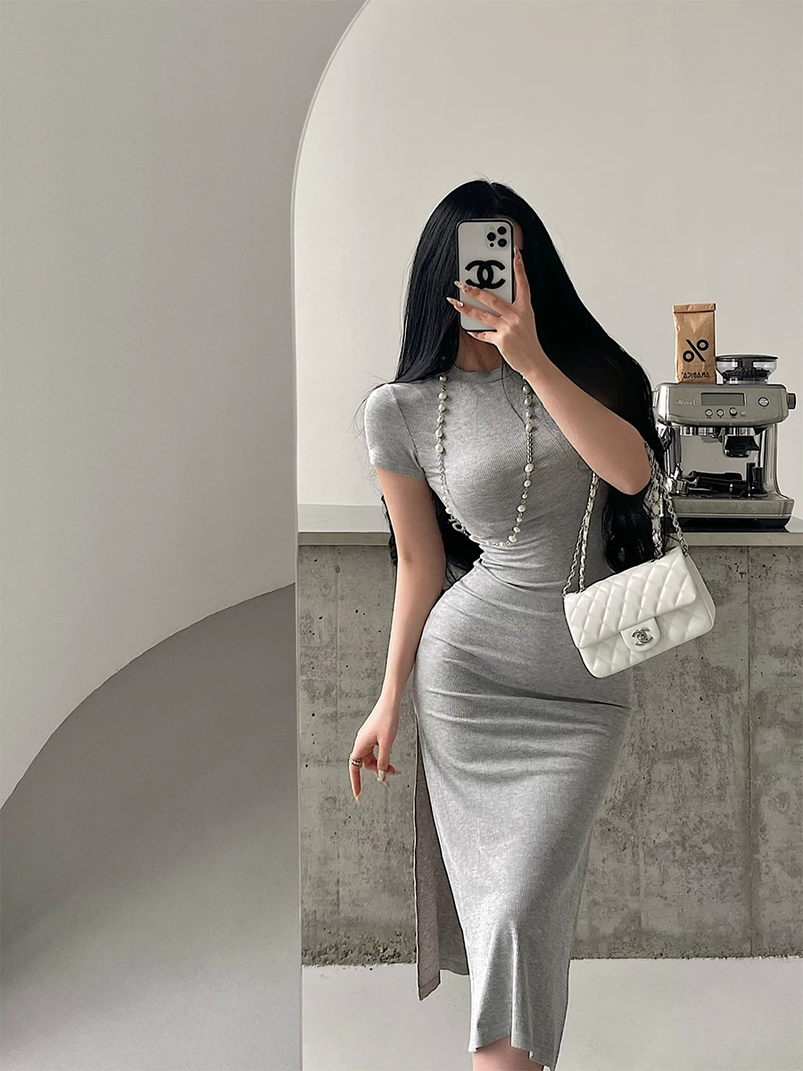 Váy ôm sát dáng dài vừa phải, tay ngắn, xẻ tà, eo thon, kiểu cơ bản của YoungGirlDay Kardashian.