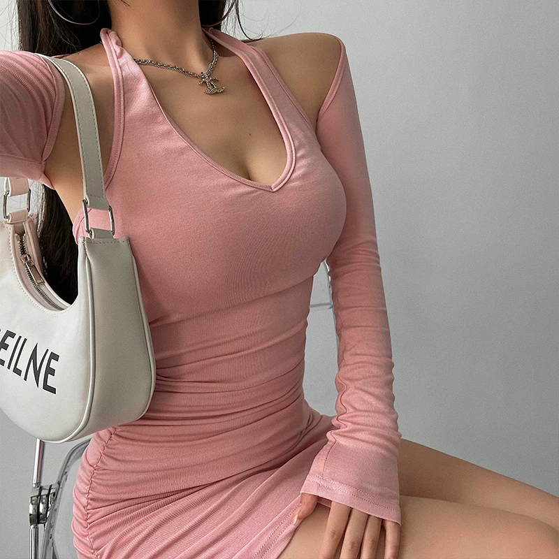 YoungGirlDay phong cách thuần khiết gợi cảm, váy ngắn ôm sát cổ có dây buộc, xếp ly, kèm áo khoác tay dài, bộ hai món.