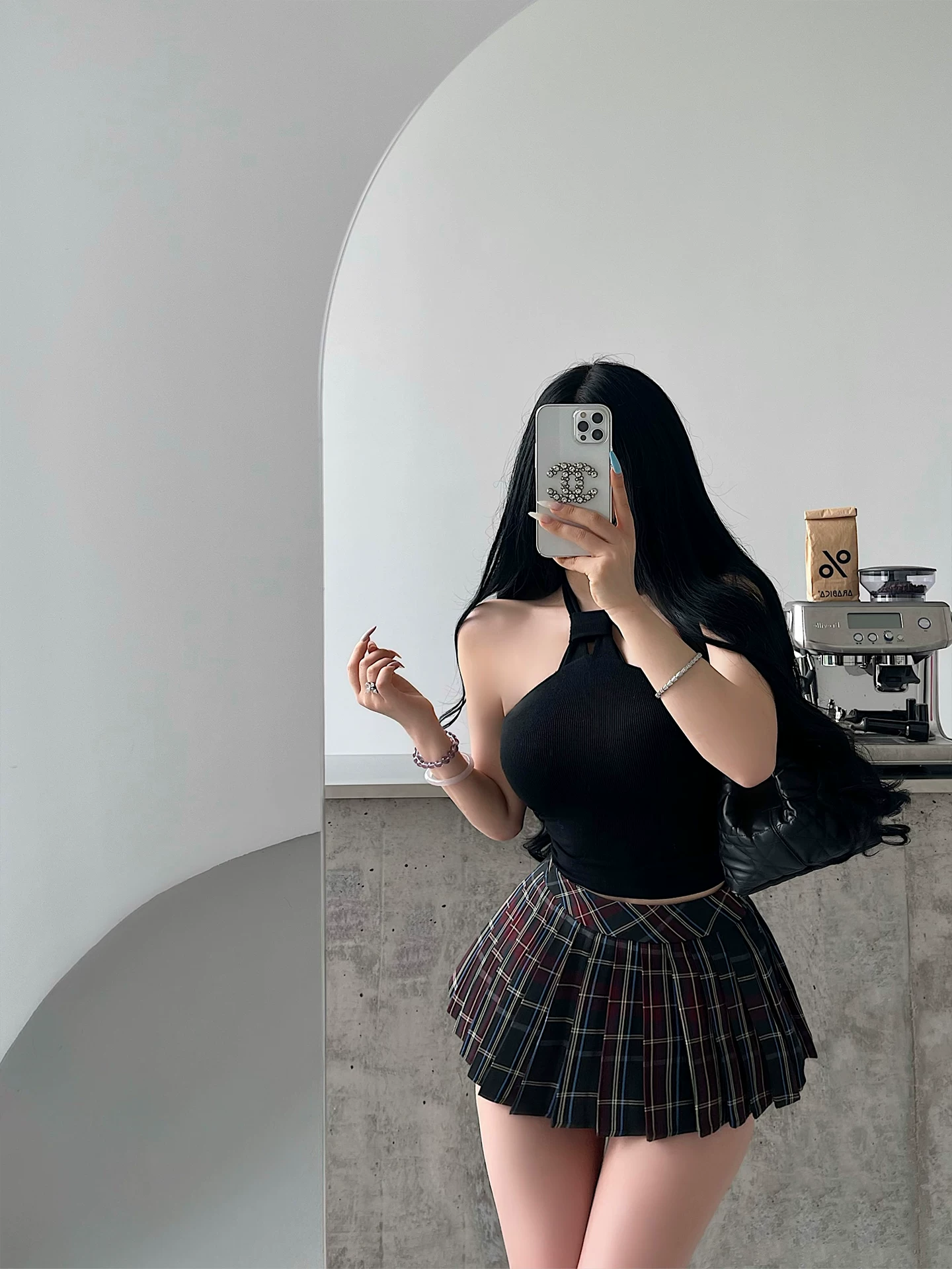 YoungGirlDay phong cách thuần khiết gợi cảm với áo dây buộc cổ có đệm ngực tích hợp và bộ váy ngắn xếp ly kẻ sọc cạp cao