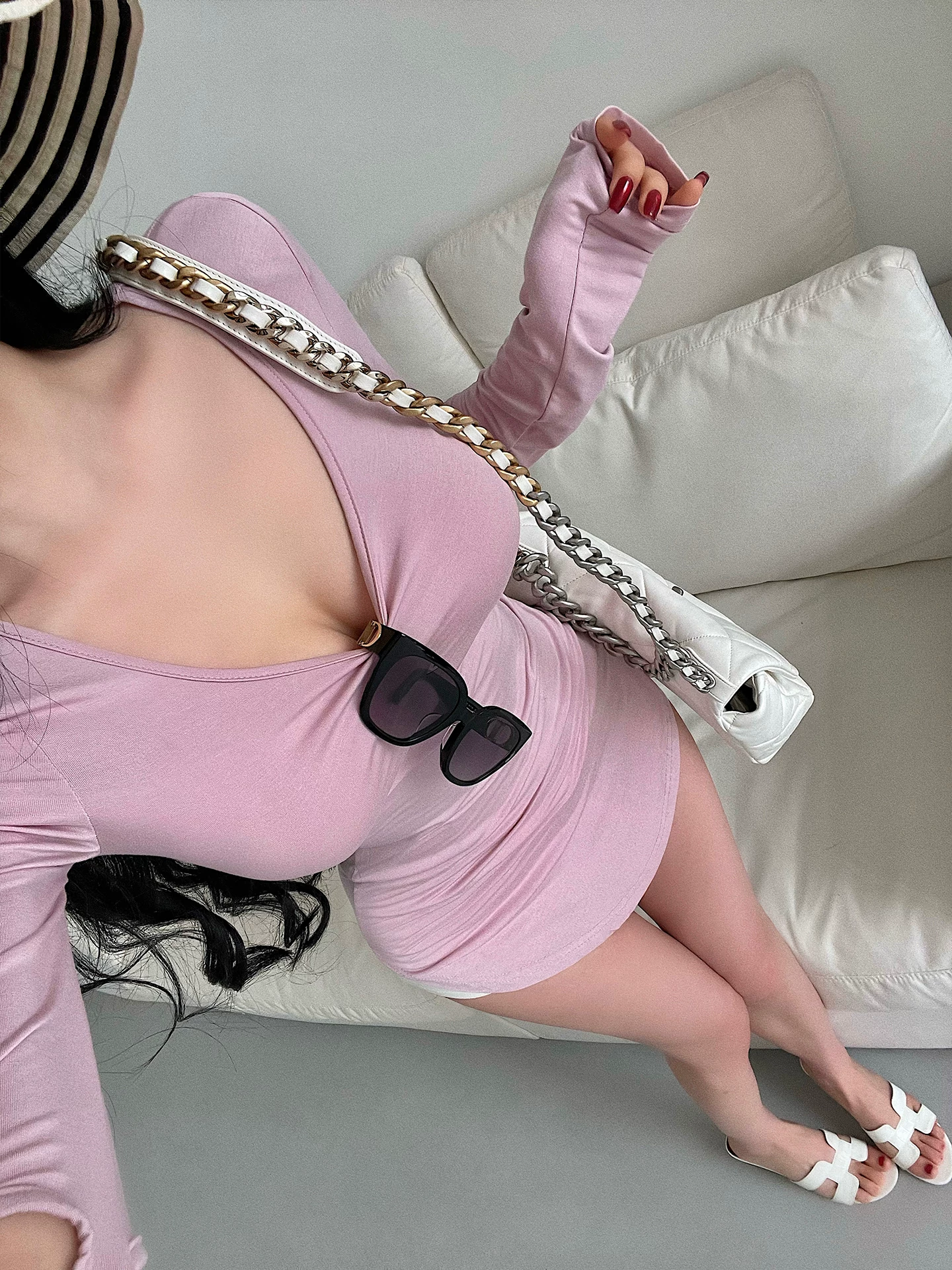YoungGirlDay phong cách thuần khiết gợi cảm cổ tròn có đệm vai ôm vừa vặn cut-out tay dài ôm sát váy ngắn