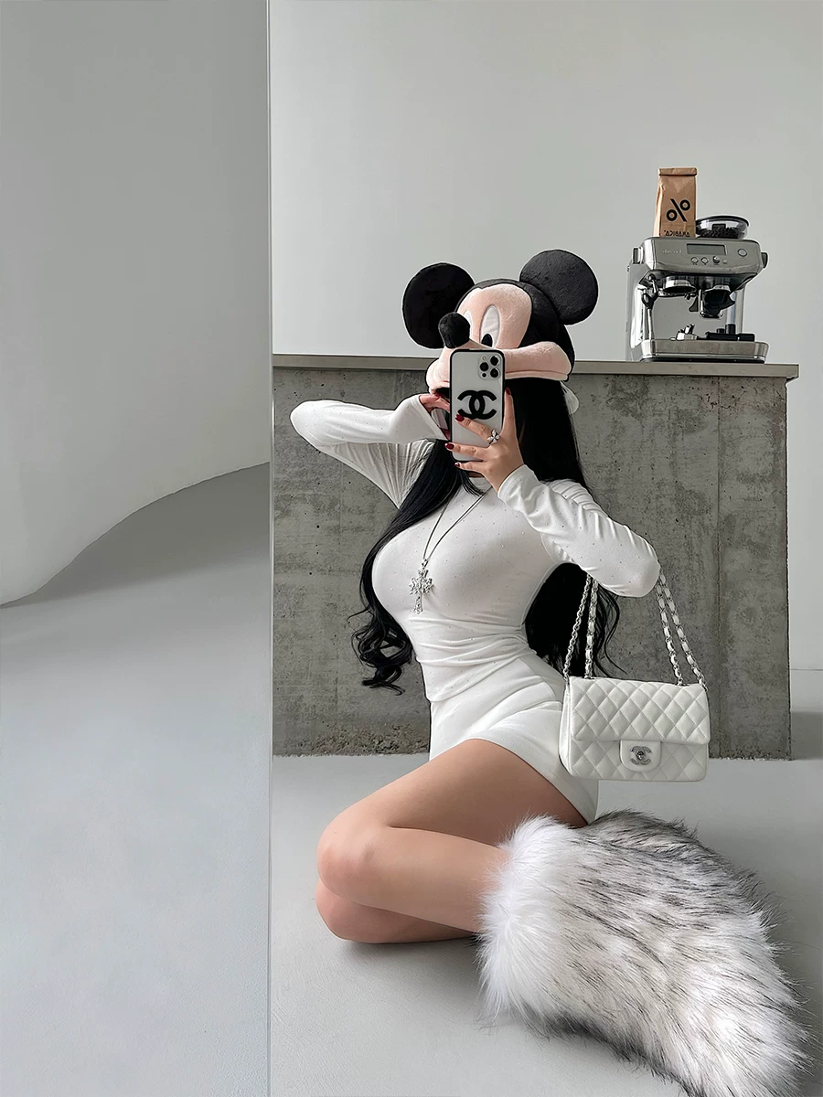 Áo thun dài tay cổ tròn cơ bản của YoungGirlDay Kardashian, được trang trí bằng kim cương giả, kiểu dáng ôm sát cơ thể.