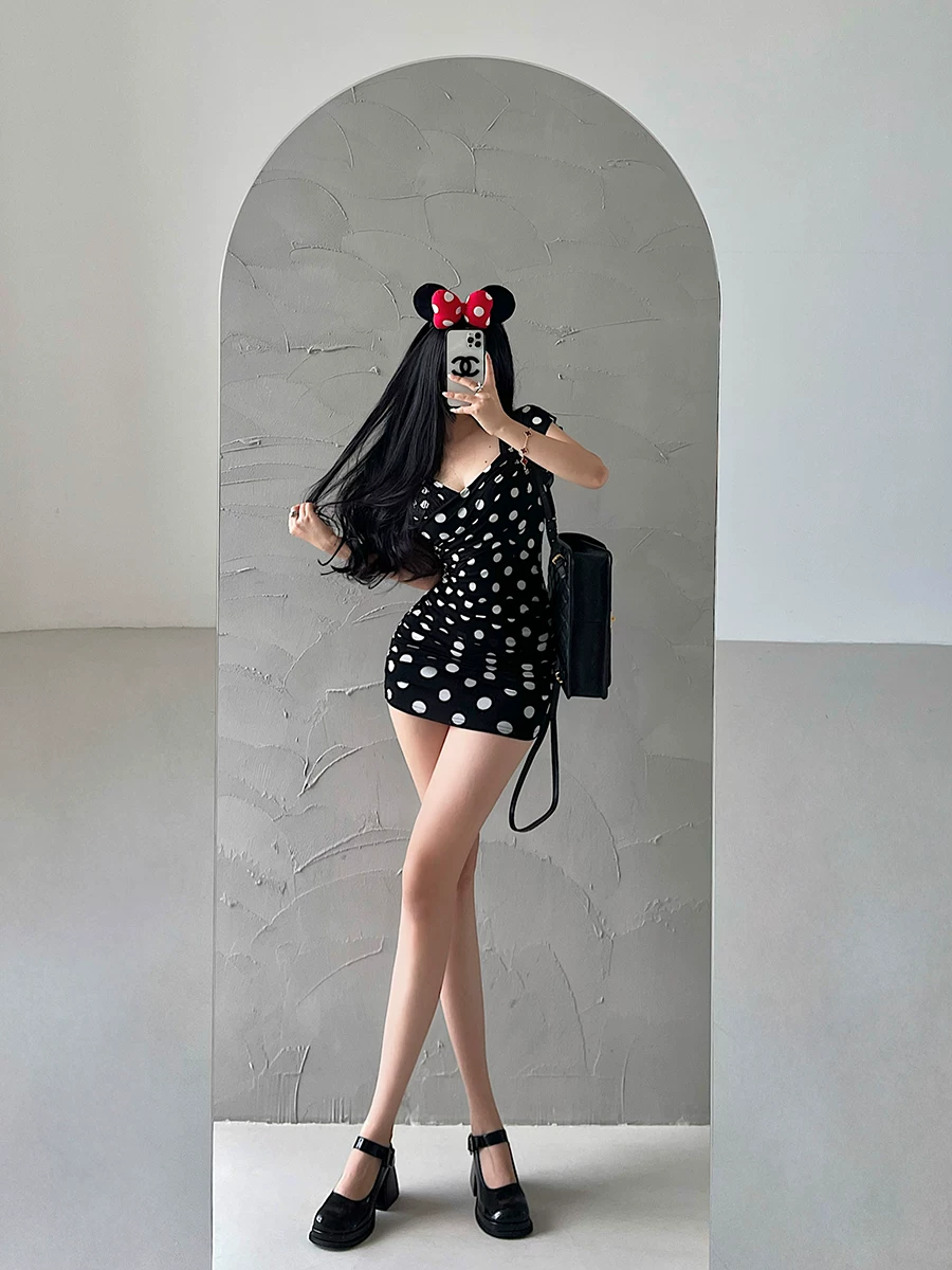YoungGirlDay Pure Desire Style Phong cách gợi cảm cổ chữ V xẻ thấp xếp nếp lưới chấm bi tay ngắn Váy ôm sát váy ngắn.