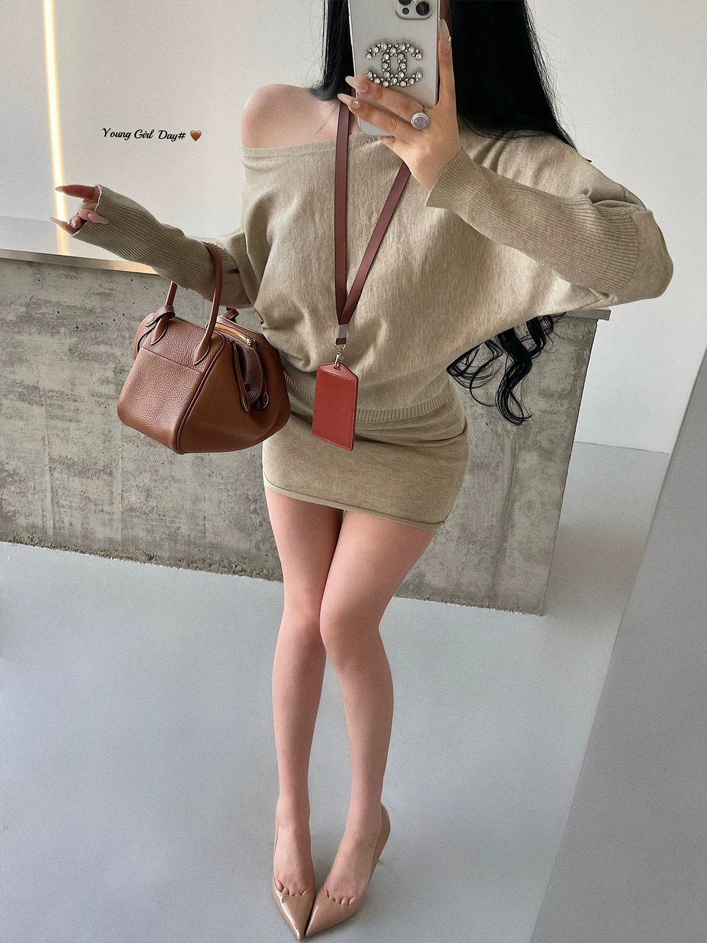 YoungGirlDay phong cách lười biếng, áo trễ vai dáng rộng tay dài, cạp cao ôm hông, viền cuộn, váy ngắn, bộ đồ dệt kim hợp thời trang