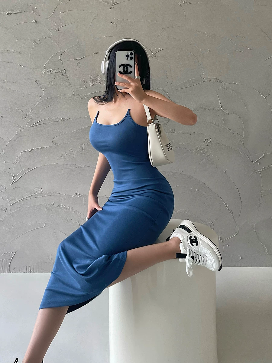 Đầm liền thân ôm sát gợi cảm phong cách YoungGirlDay, thiết kế dây đeo vai tàng hình, dáng dài.