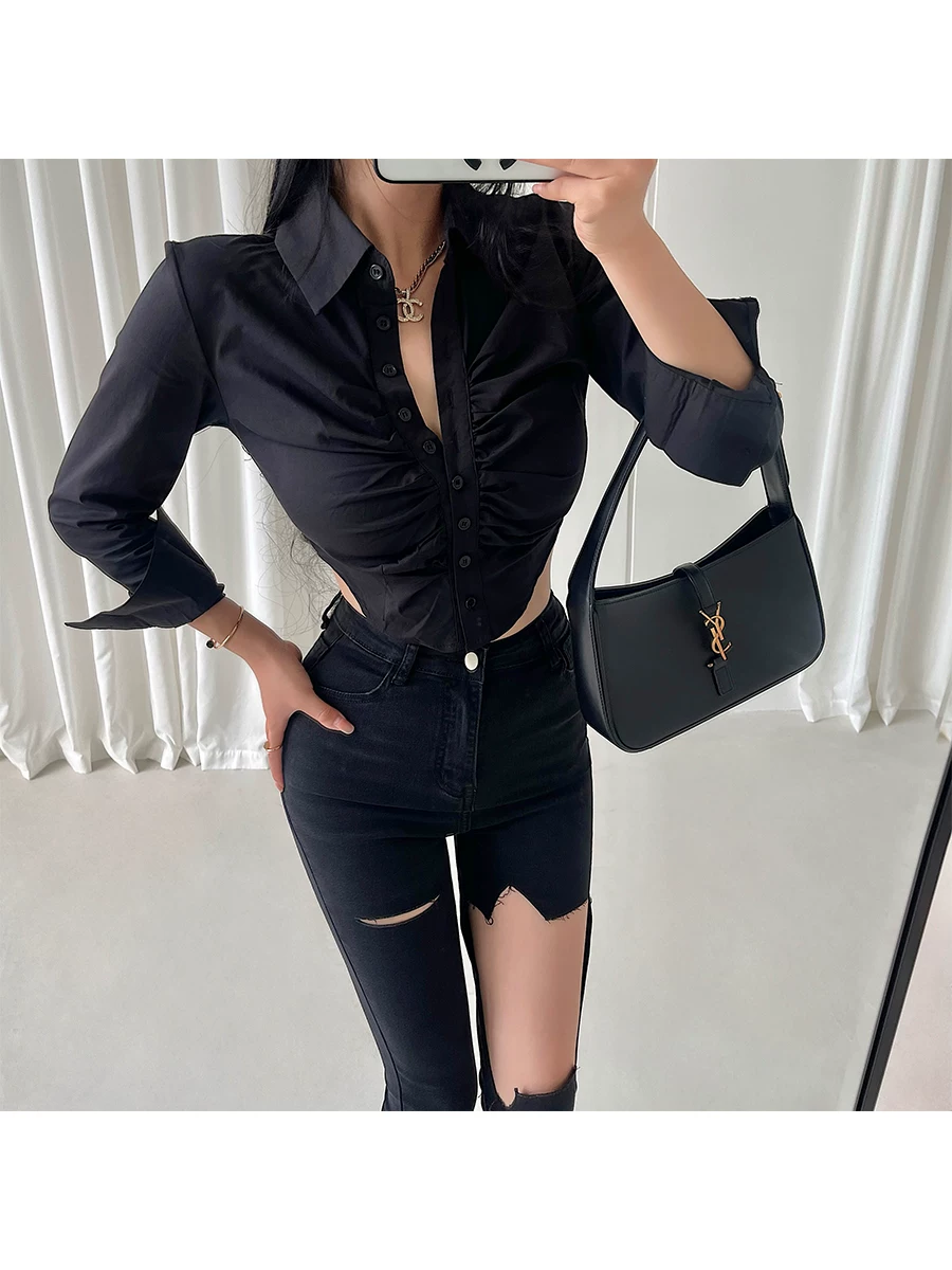 YoungGirlDay phong cách thuần khiết gợi cảm, áo sơ mi ngắn tay dài có cổ xếp ly, thắt eo, kiểu dáng gợi cảm.