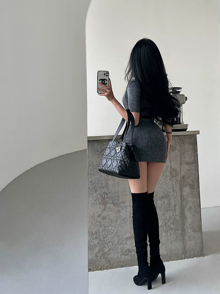Váy ôm sát bodycon cổ cao tay ngắn chất liệu len, phong cách quyến rũ dành cho nữ giới trưởng thành, kèm thắt lưng.