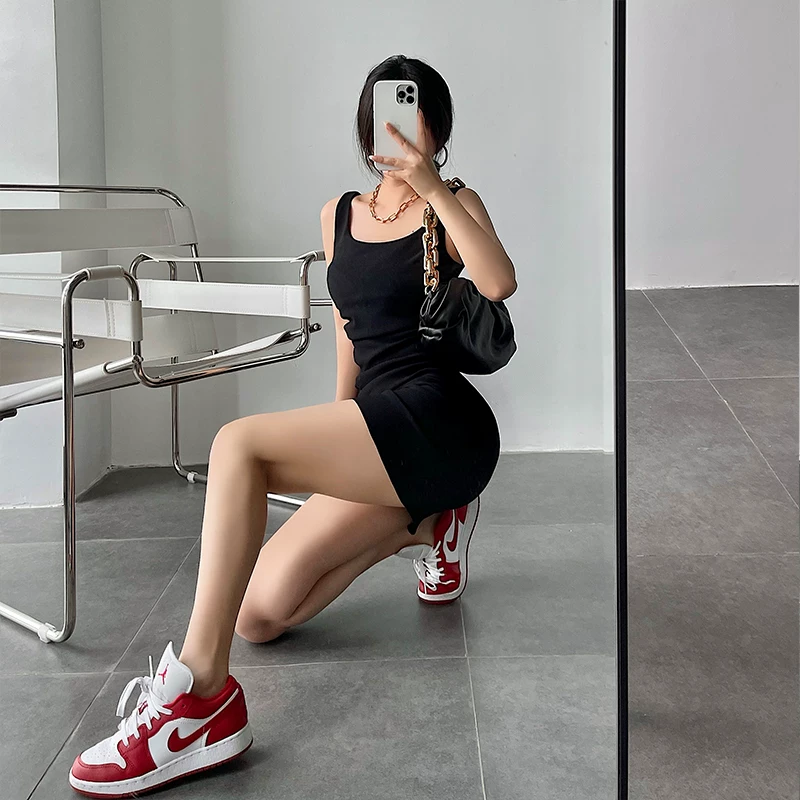 YoungGirlDay 2023 Pure Desire Gợi cảm xếp ly màu trơn cổ chữ U Slim Fit Giảm béo Đầm ngắn