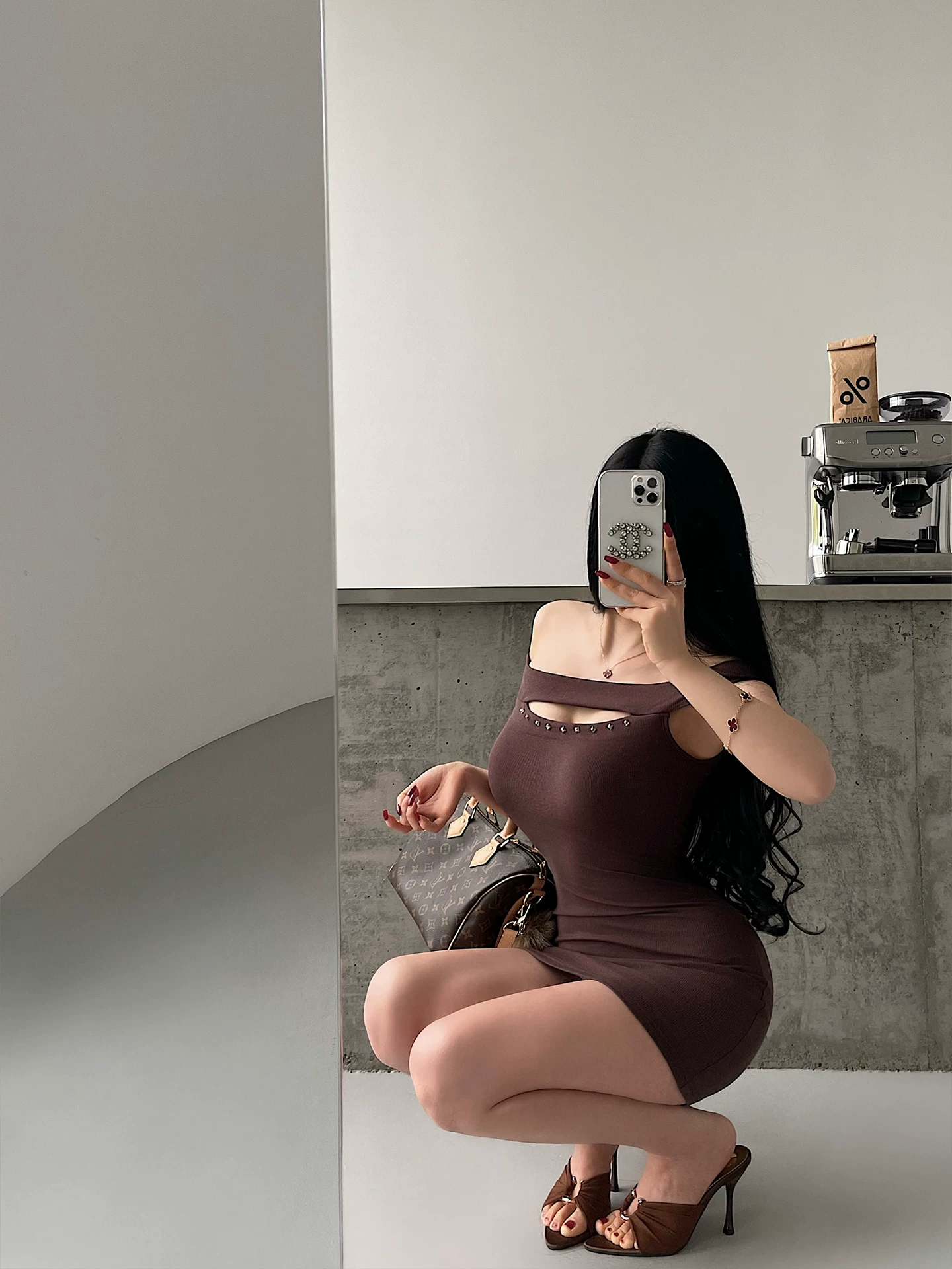YoungGirlDay váy một vai gợi cảm thuần khiết quyến rũ với phần trước khoét hở và trang trí đinh tán, váy ngắn ôm sát eo.