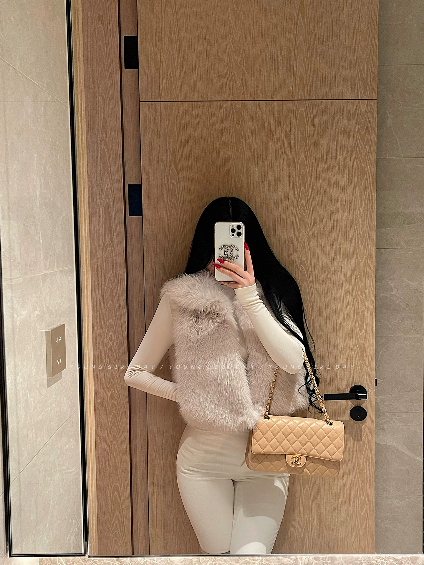 YoungGirlDay phong cách trưởng thành, khao khát thuần khiết, áo vest ngắn lông thú giả dáng ôm vừa vặn mùa thu đông.