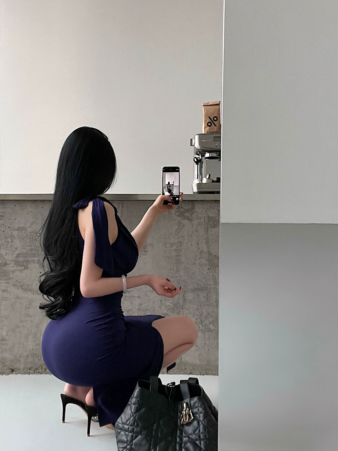 Váy liền thân ôm sát, xẻ tà, eo cao, chất liệu nhăn, tôn dáng, dài ngang đùi, kiểu halter, gợi cảm và quyến rũ dành cho nữ.