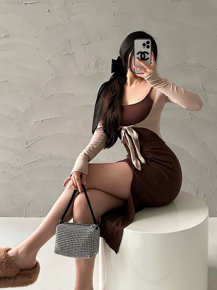 YoungGirlDay váy ôm sát gợi cảm, xẻ tà, có dây đeo, kèm áo khoác tay dài, bộ hai món.