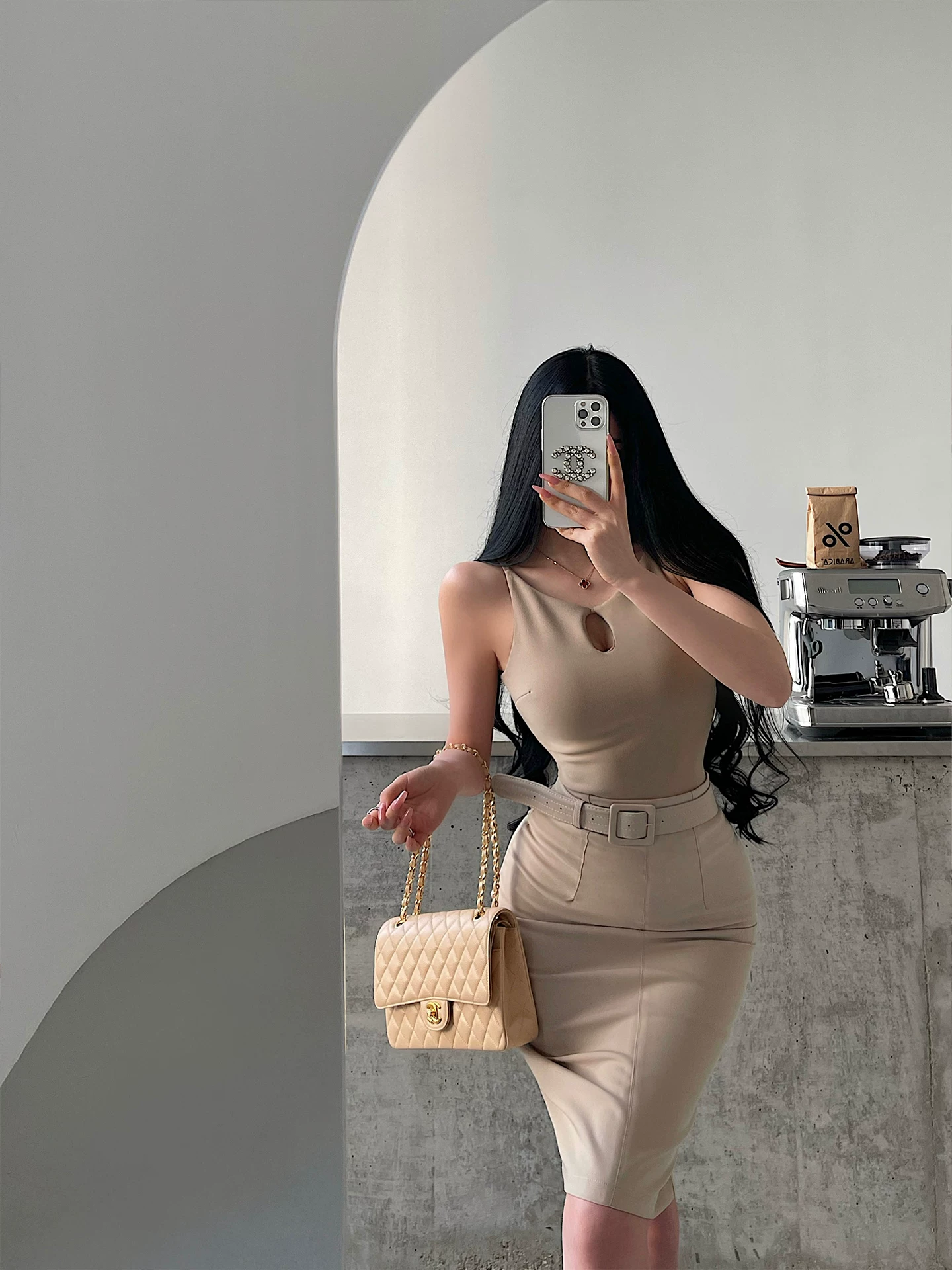 Áo camisole không tay ôm sát eo, thiết kế khoét ngực gợi cảm, phong cách YoungGirlDay, dành cho cô gái trẻ, quyến rũ, nóng bỏng.