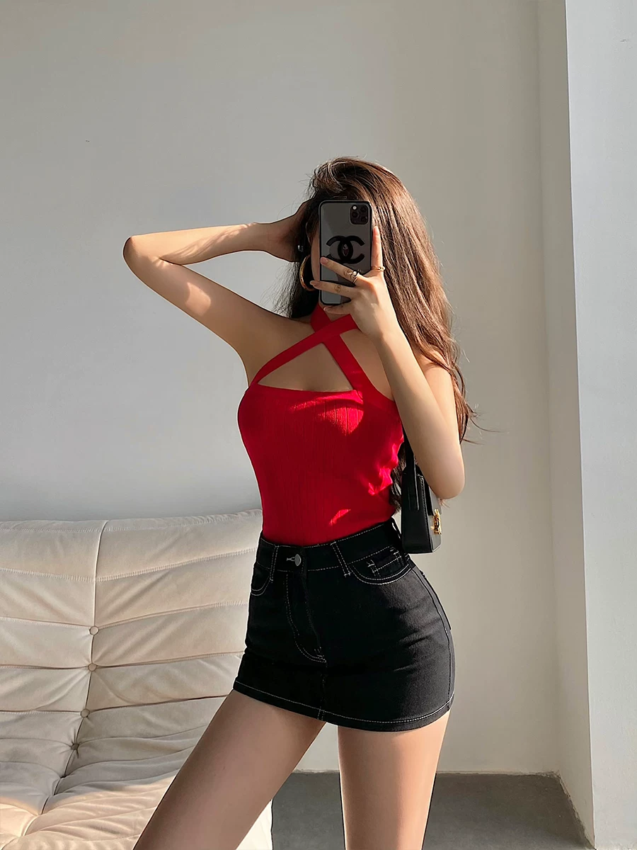 YoungGirlDay áo yếm dệt kim có dây buộc cổ, hở lưng gợi cảm, ôm sát cơ thể.