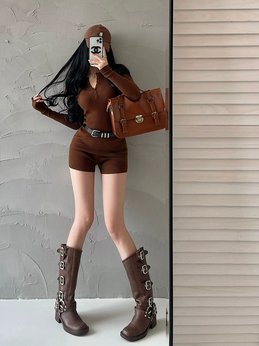YoungGirlDay Bộ đồ dệt kim kiểu Âu Mỹ phong cách gợi cảm, áo dài tay một hàng khuy, quần short ôm sát cạp cao kèm thắt lưng.