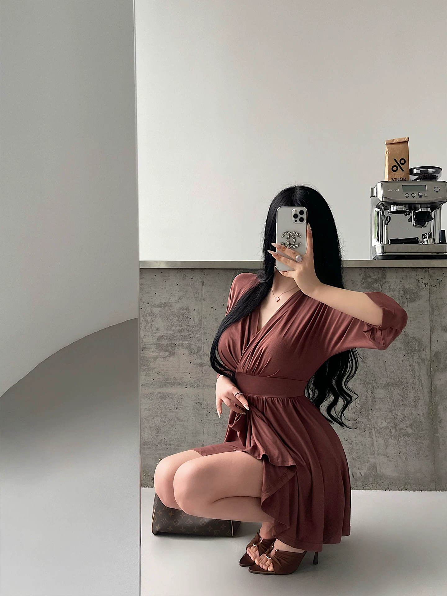 YoungGirlDay Váy ngắn có cổ chữ V gợi cảm, ôm eo, viền xếp nếp, tạo cảm giác trưởng thành và quyến rũ
